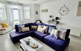 Stunning Spacious 3 Bedroom Seafront Apartment 2 Minute Walk To Beach, Shops, Restaurants